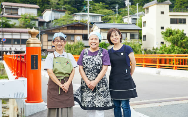 Benibana bento lunch box and local shop ladies